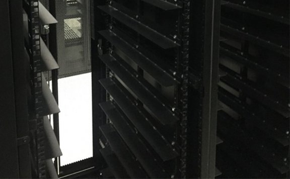 服务器机柜在机房的用途,机房服务器托管